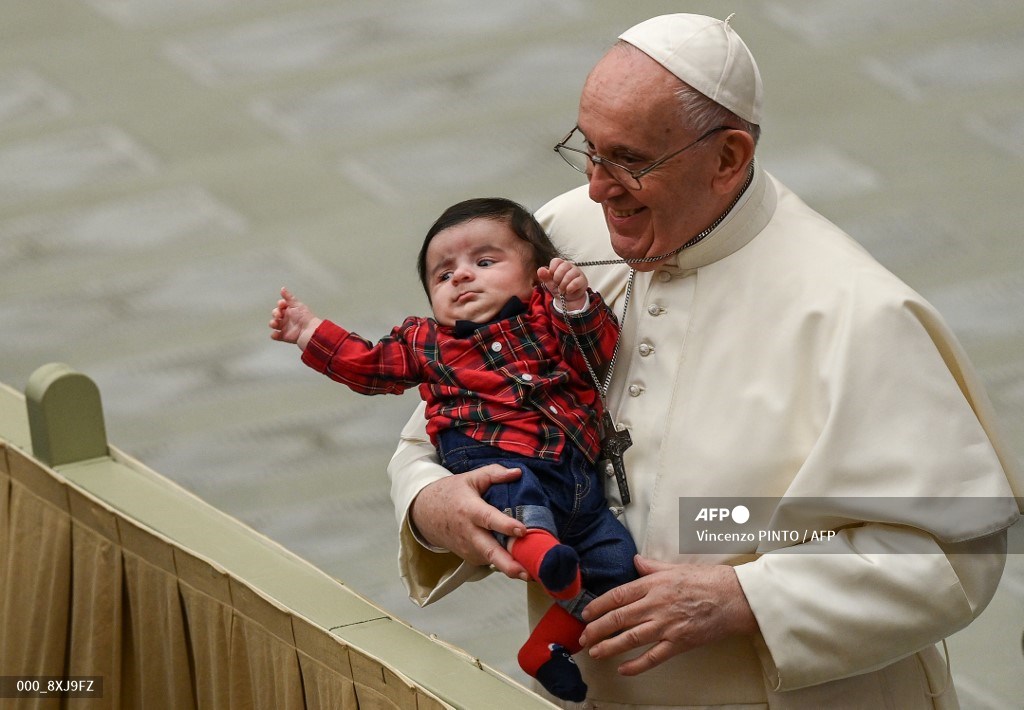 Papa Francisco con un bebé