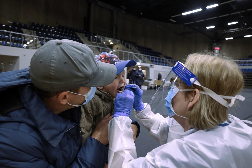 Test de coronavirus a niño en Dinamarca