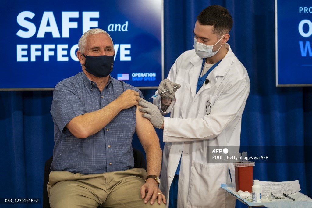 Mike Pence se vacuna contra el Covid-19