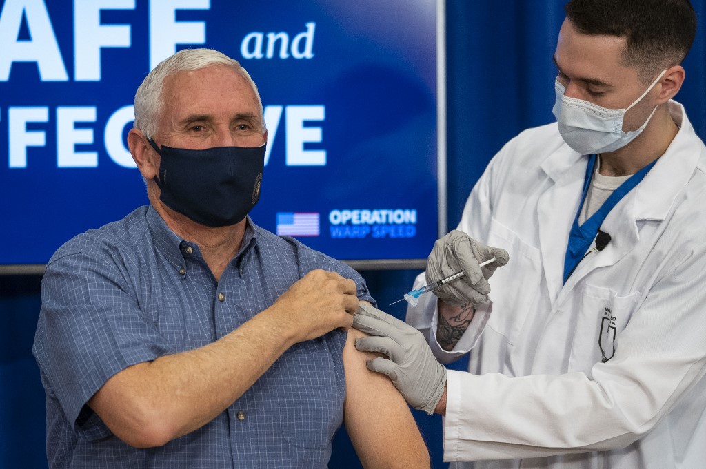 Mike Pence se vacuna contra el Covid-19