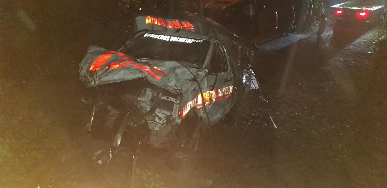 ambulancia de bomberos Voluntarios cae a barranco en Quiché