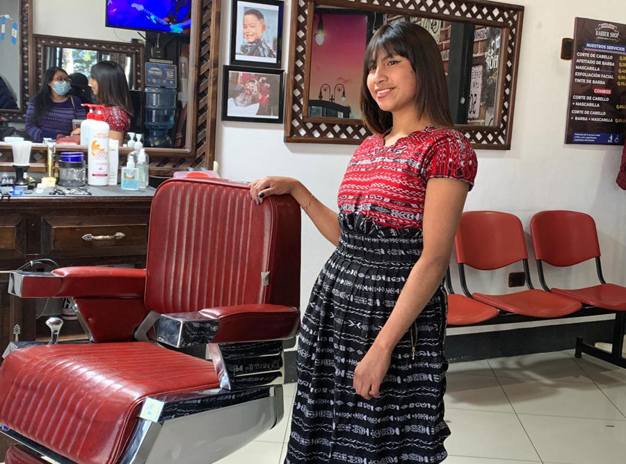 María Leticia Baquiax Pretzantzin se dedica al oficio de la barbería