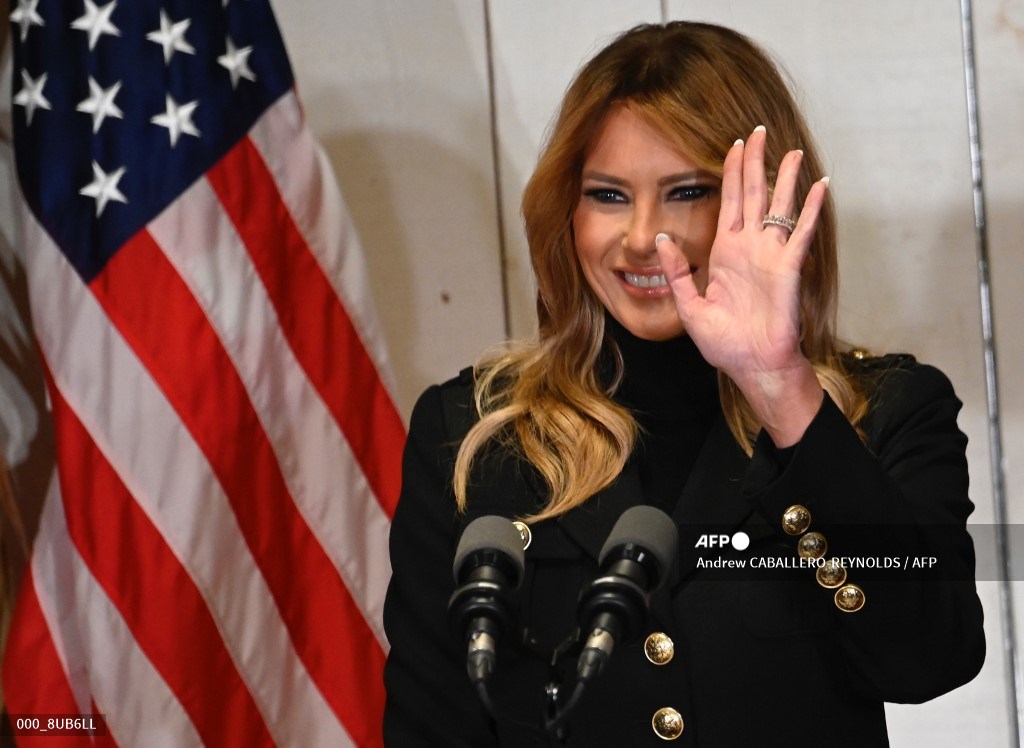 Melania Trump saludando