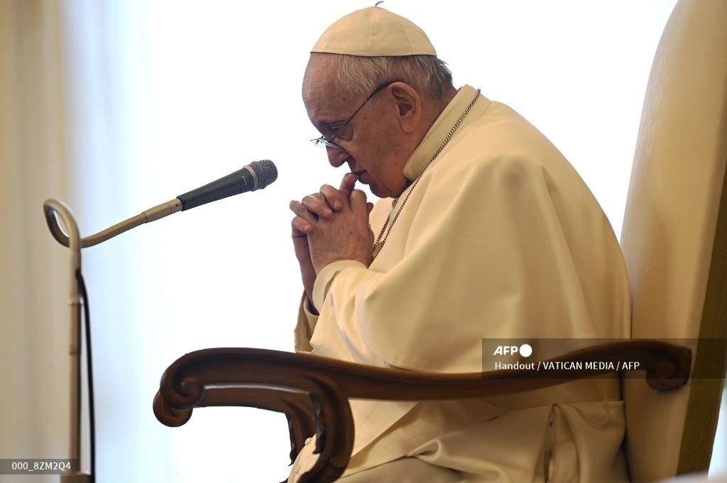 Papa Francisco orando
