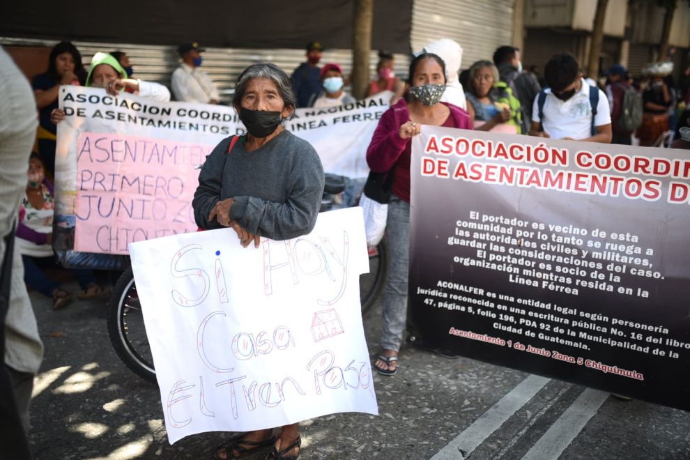 Guatemaltecos que viven en las orillas de la línea del tren piden solucionar déficit de vivienda que data desde el terremoto de 1976.