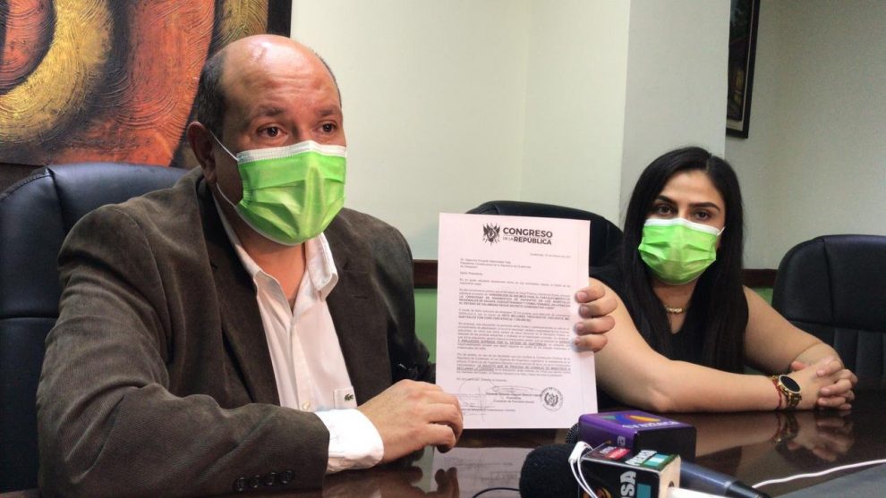 Bancada UNE pide a Giammattei declarar lesivo el contrato de compra de pruebas de Covid-19