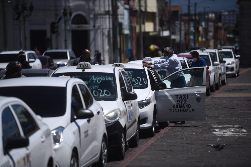 caravana de taxistas en la capital