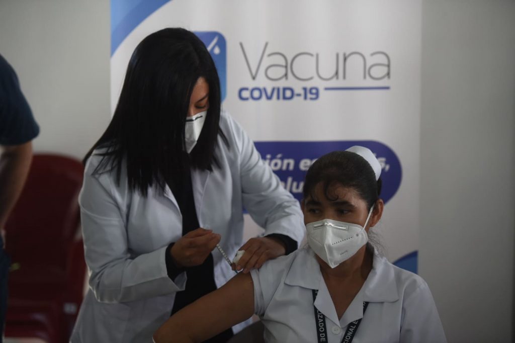 enfermera del hospital temporal del Parque de la Industria es la primera en ser vacunada contra el Covid-19 en Guatemala