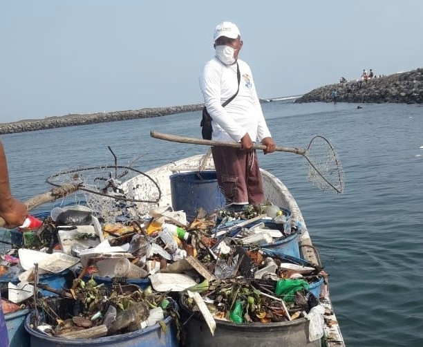 retiran basura de playas en Puerto San José