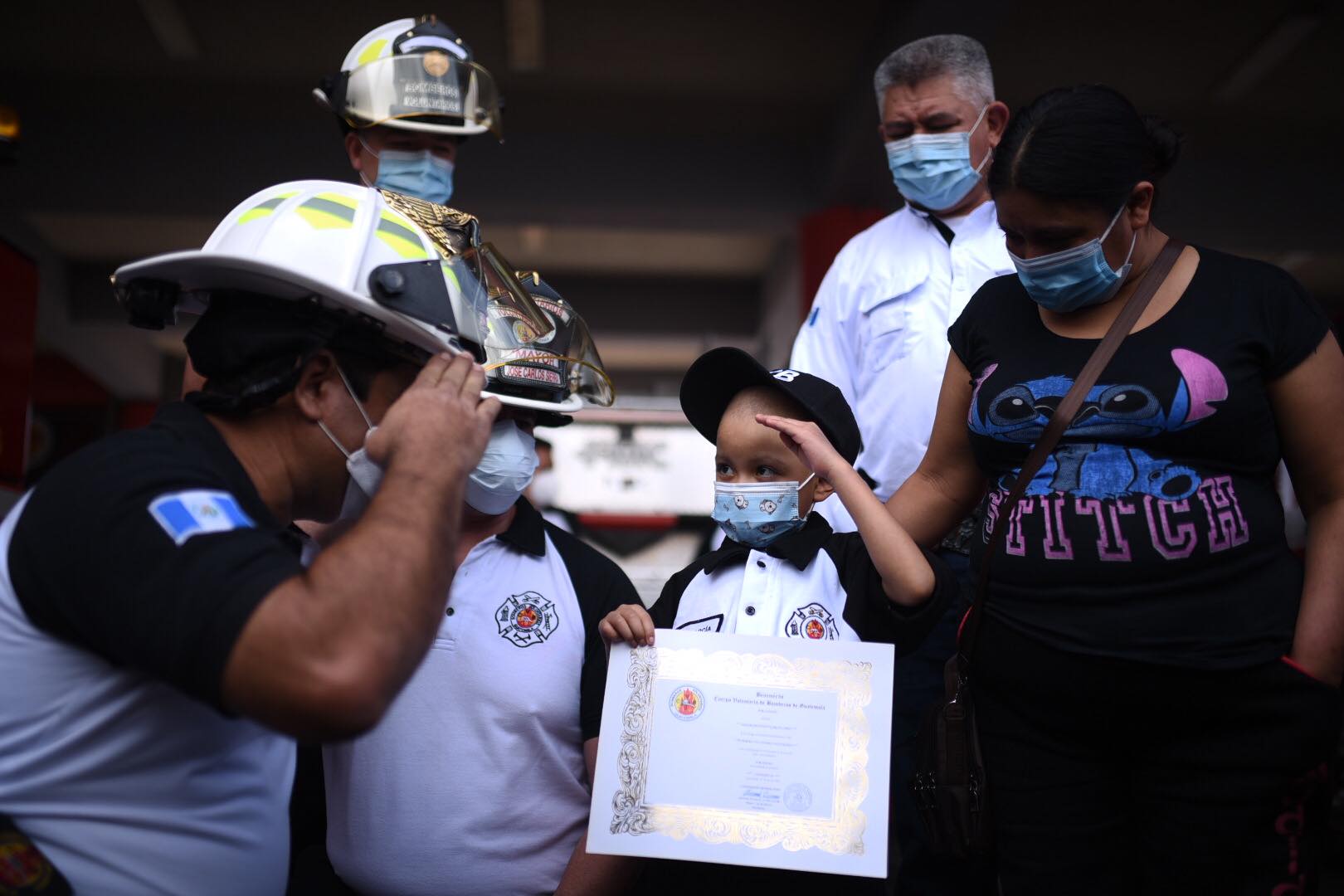 Edgar García cumple su sueño de ser Bombero Voluntario