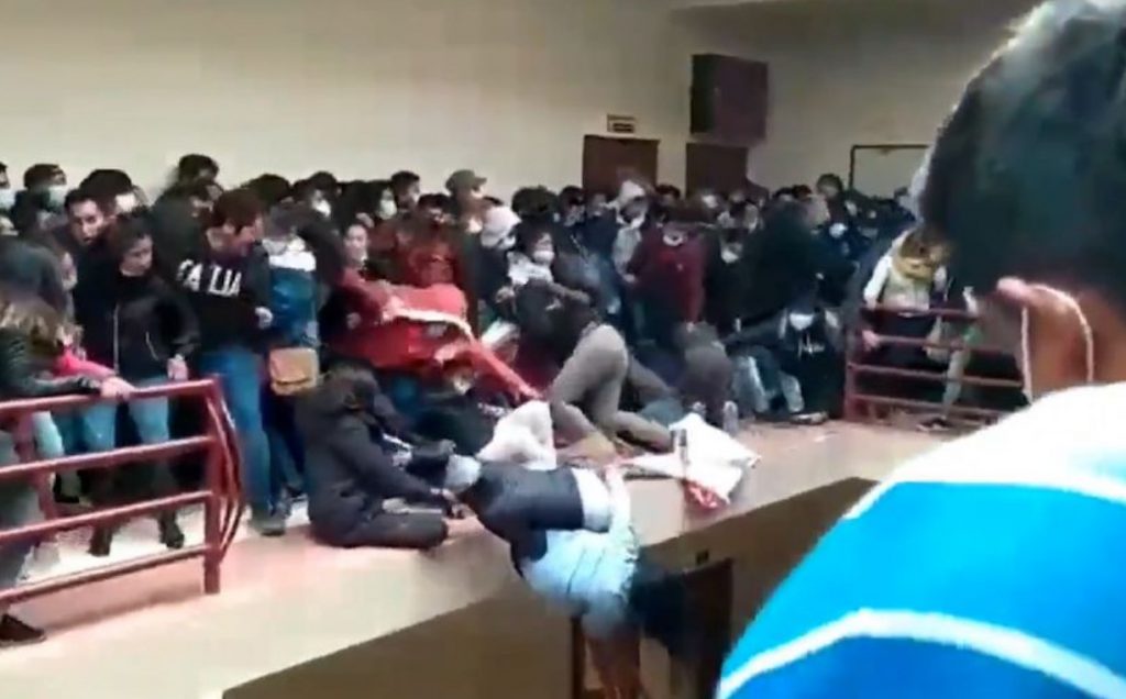 Estudiantes caen de un cuarto piso en una universidad en Bolivia