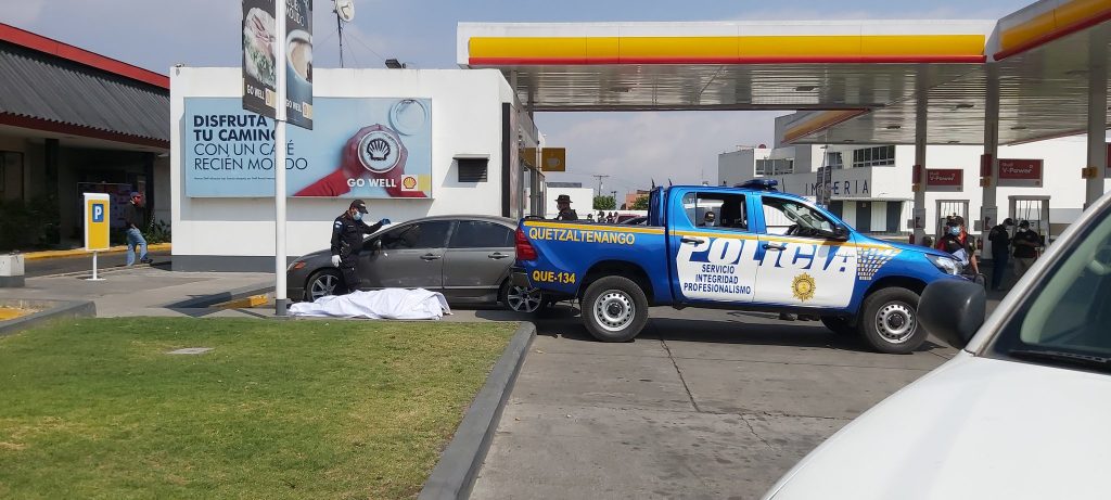 Fallecido en interior de carro estacionado en gasolinera de Quetzaltenango