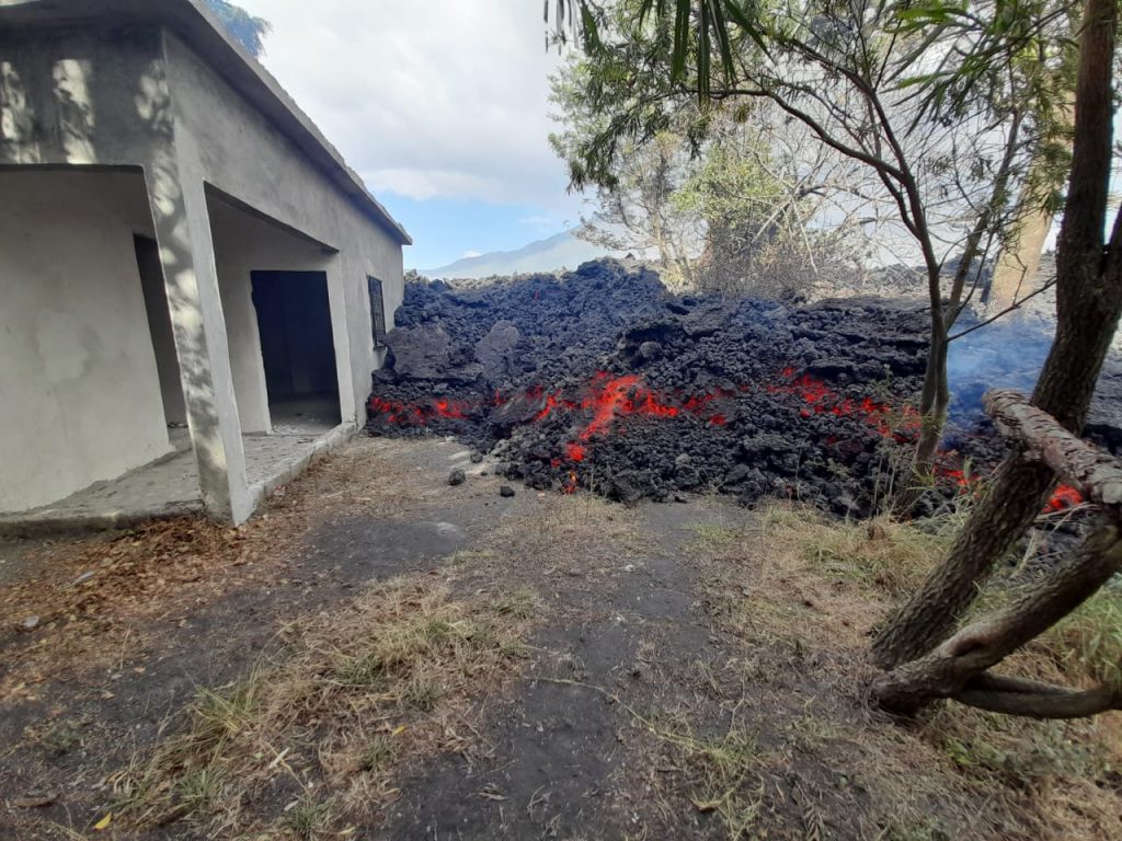 Flujo de lava del Pacaya alcanza vivienda en El Patrocinio