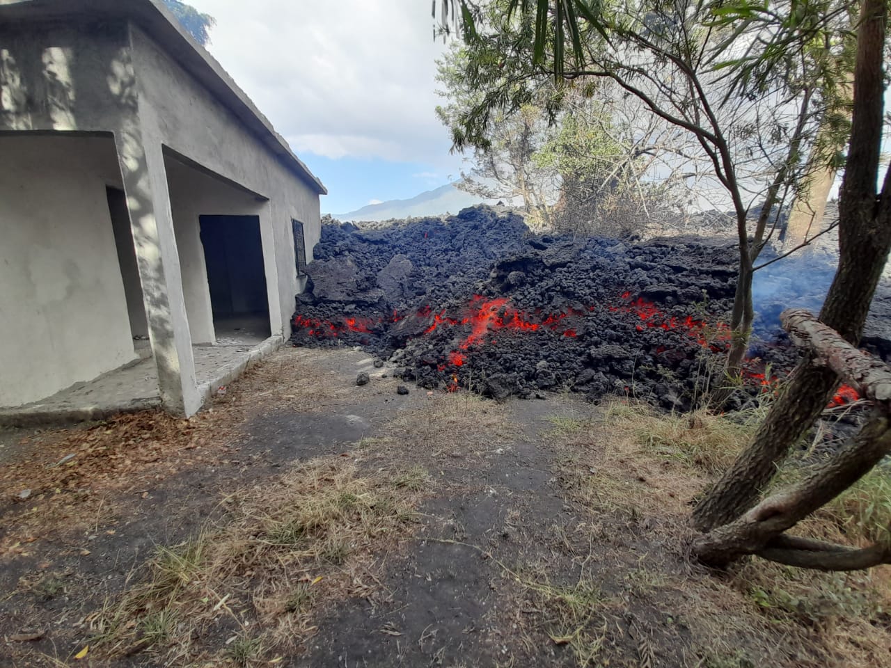 Flujo de lava del Pacaya alcanza vivienda en El Patrocinio