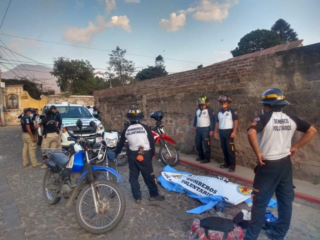 hombre muere tras ser sometido por policías en Antigua Guatemala