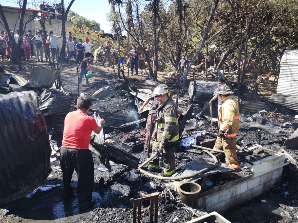 Fábrica de muebles y vivienda se incendian en San Juan Sacatepéquez