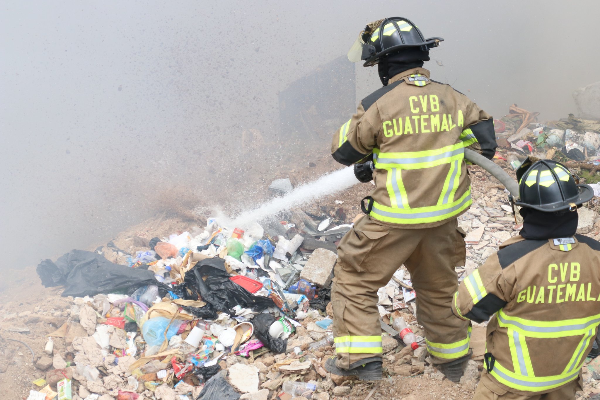 incendio en basurero clandestino en la zona 1