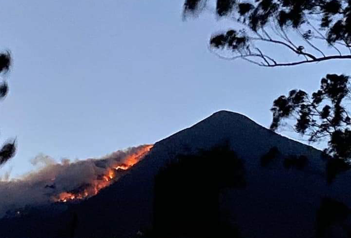 incendio forestal en el volcán Atitlán