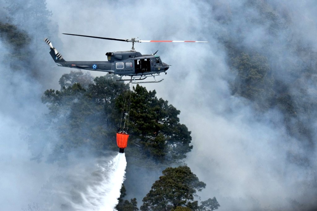 Combaten desde el aire incendio en faldas del volcán Atitlán