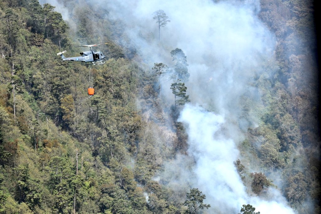 Combaten desde el aire incendio en faldas del volcán Atitlán