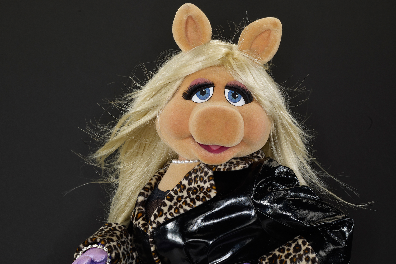 Миссис пигги. Маппет шоу миссис Пигги. Miss Piggy Мисс Пигги. Маппет шоу персонажи Мисс Пигги. Маппет шоу Свинка Пигги.
