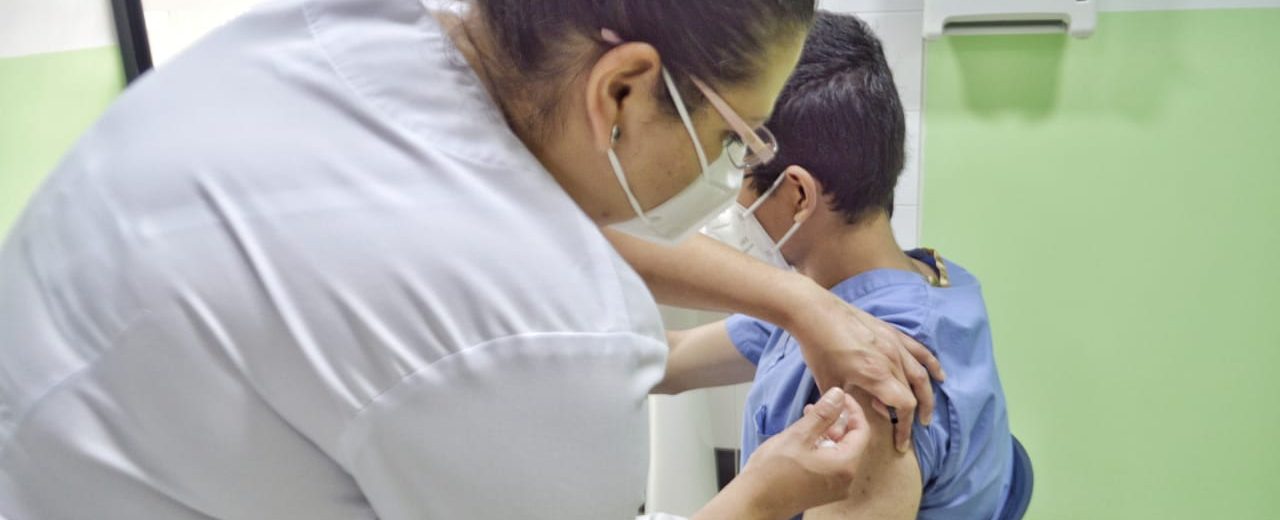 vacunación contra covid-19 de estudiantes de medicina en hospital Roosevelt