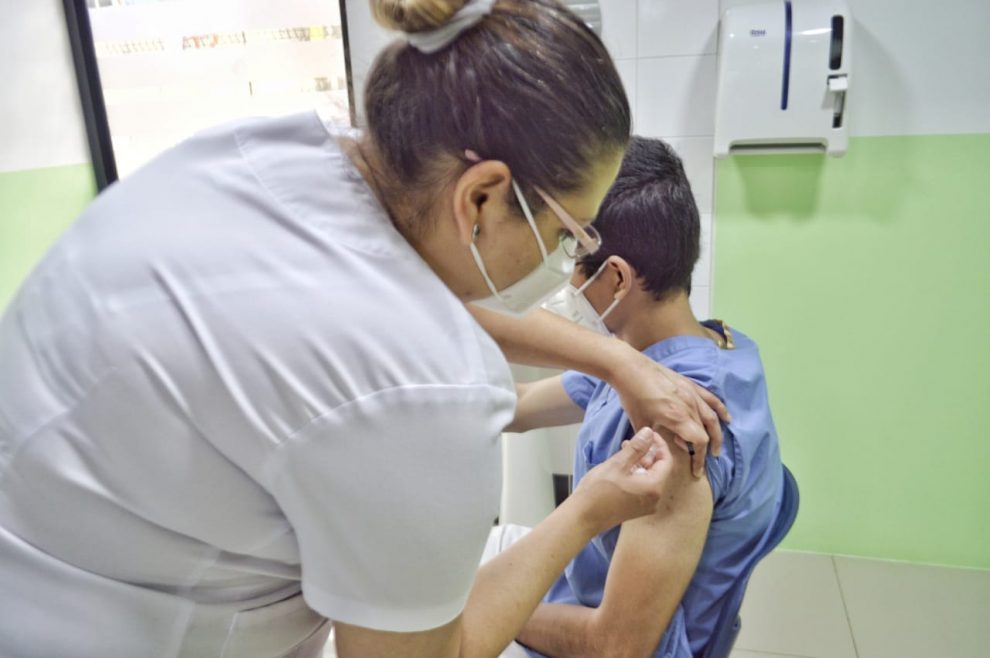 vacunación contra covid-19 de estudiantes de medicina en hospital Roosevelt