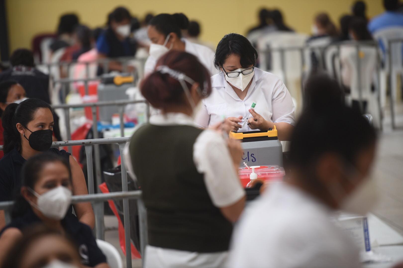 vacunan contra Covid-19 a personal de salud de hospitales privados