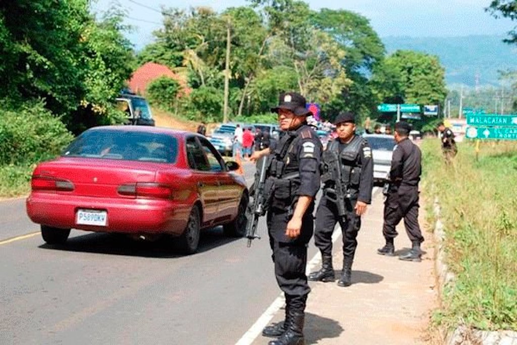 Puesto de control de la Policía Nacional Civil (PNC) por el Estado de prevención en Malacatán,, en San Marcos.