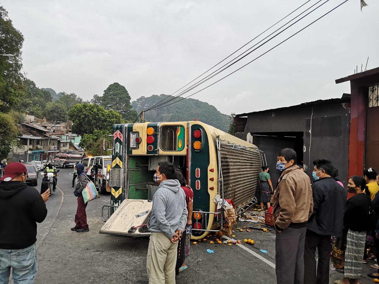 Bus extraurbano vuelca en ruta a San Juan Sacatepéquez