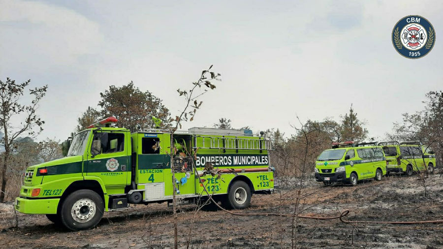 Bomberos combaten incendio forestal en las Minervas, en Mixco