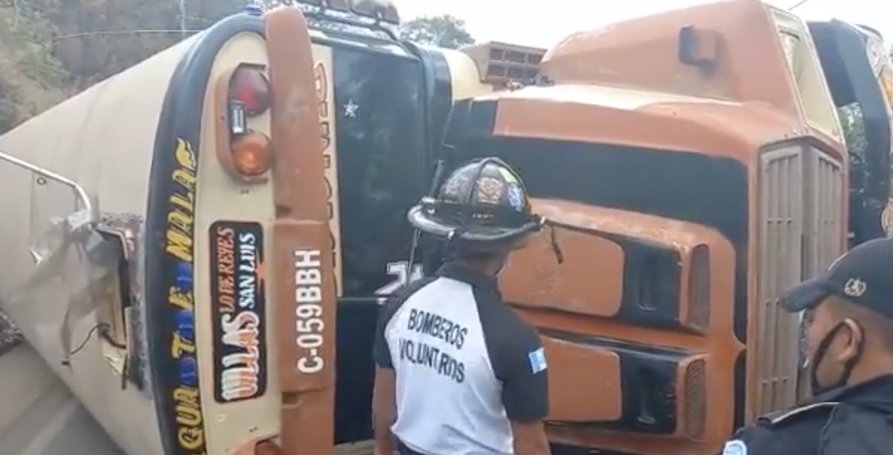 Bus vuelca en ruta San Pedro Ayampuc