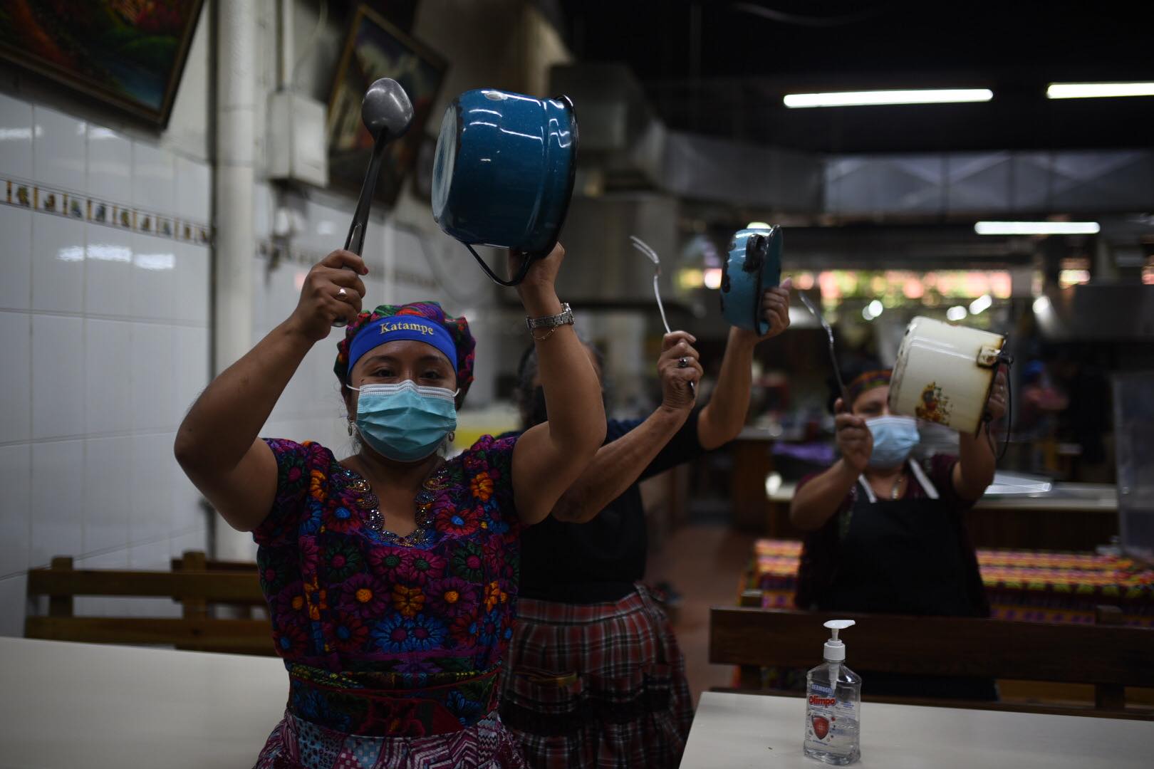 cacerolazo de vendedores de comida en mercado central por medidas contra Covid-19