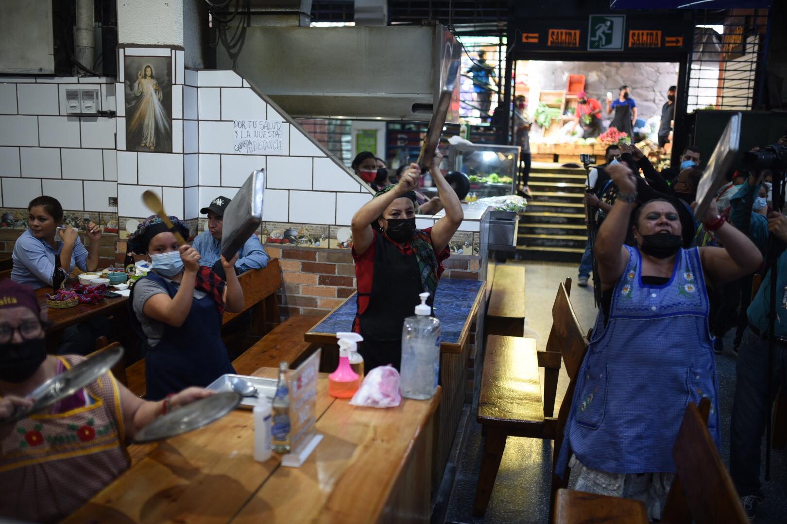 cacerolazo de vendedores de comida en mercado central por medidas contra Covid-19