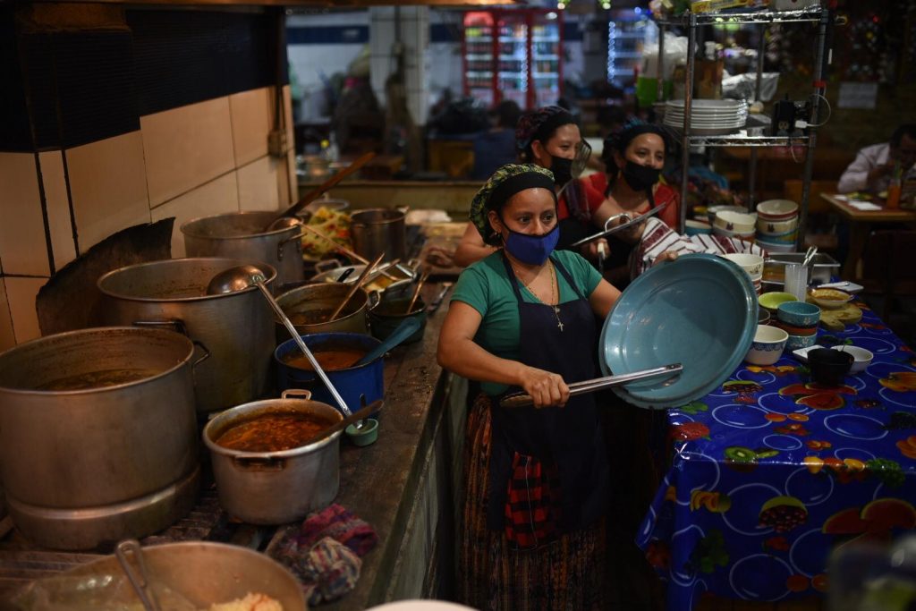 cacerolazo de vendedores de comida en mercado central por medidas contra Covid-19