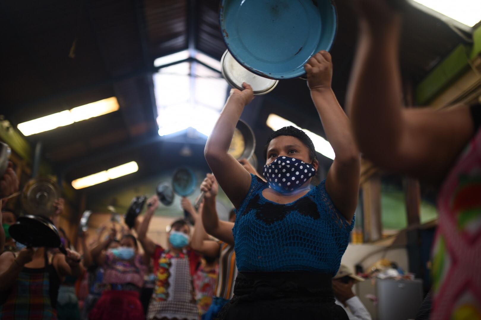 cacerolazo en mercado La Placita contra medidas por Covid-19