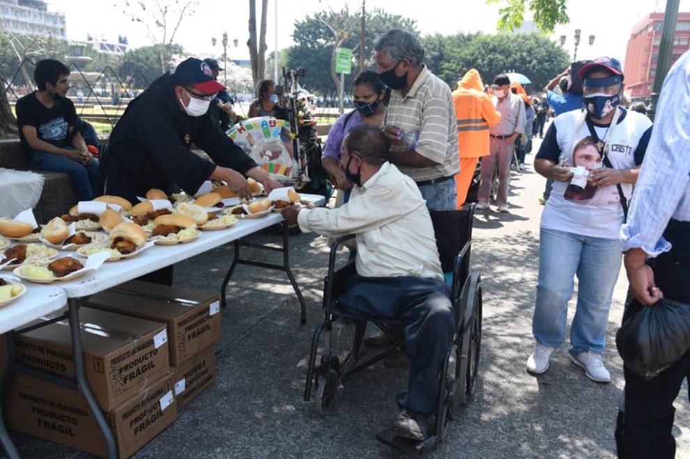 Brindan alimentos a personas en situación de calle