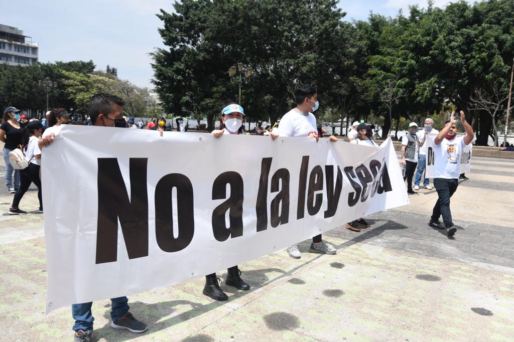 Trabajadores de restaurantes y centros nocturnos protestan contra Ley Seca