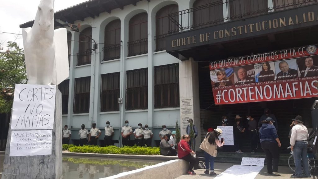 manifestación en la Corte de Constitucionalidad contra juramentación de magistrados