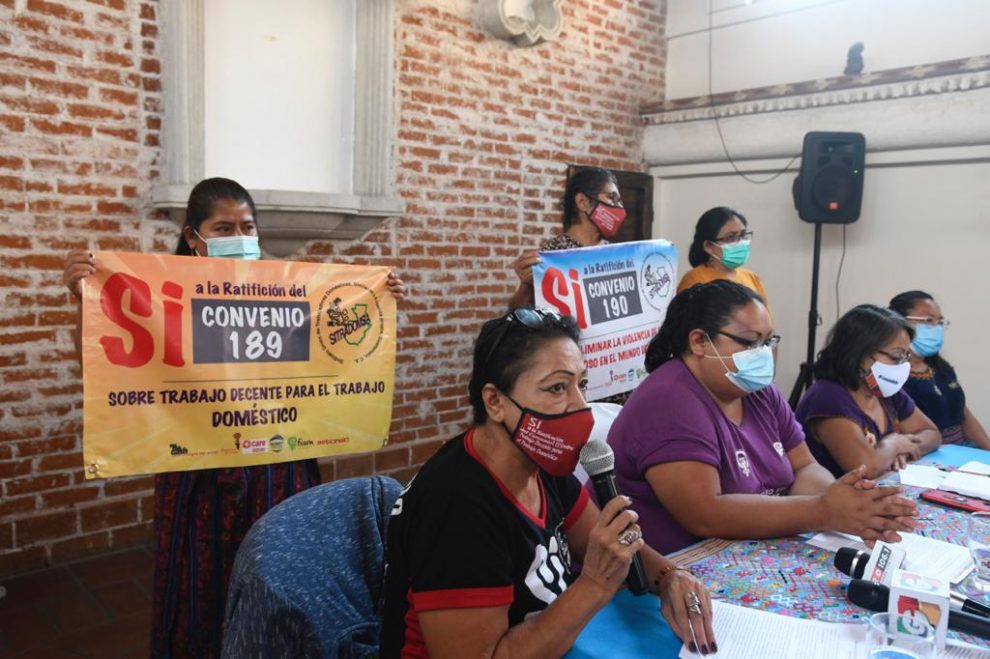 Organizaciones denuncian retroceso en derechos laborales de las mujeres