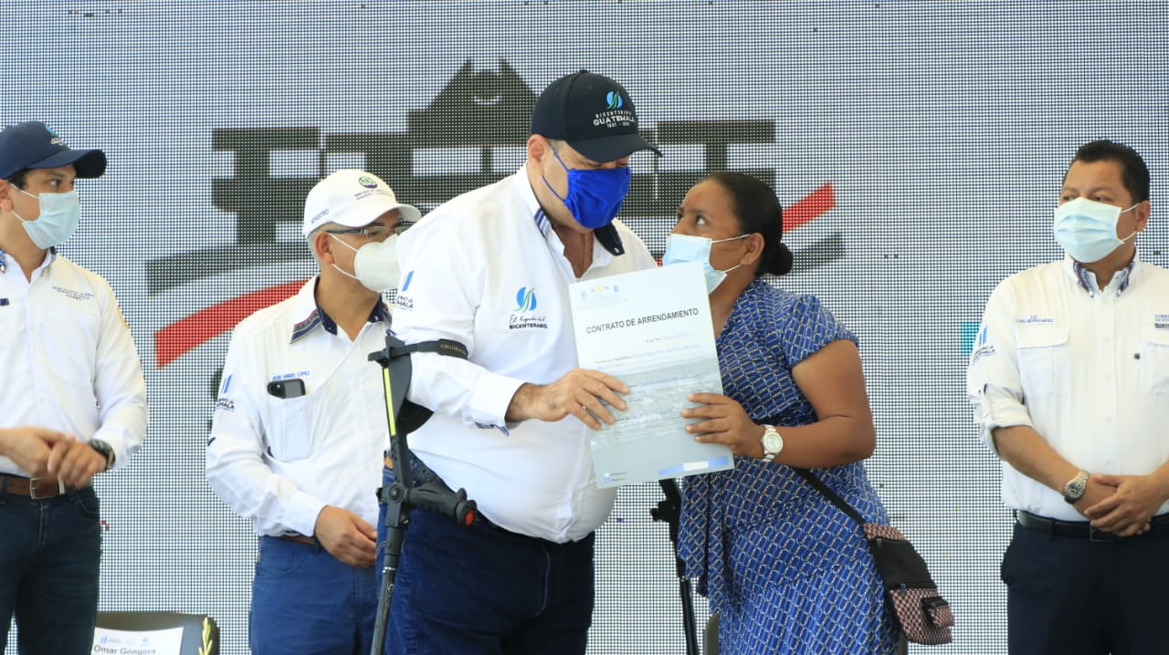 presidente Alejandro Giammattei entrega títulos de arrendamiento en Sipacate