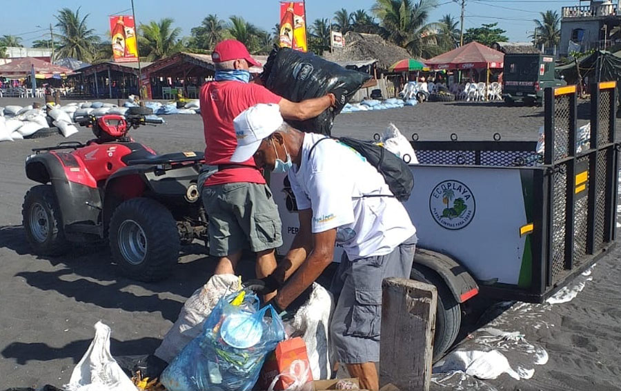 Recolección de basura en playa pública de Puerto San José
