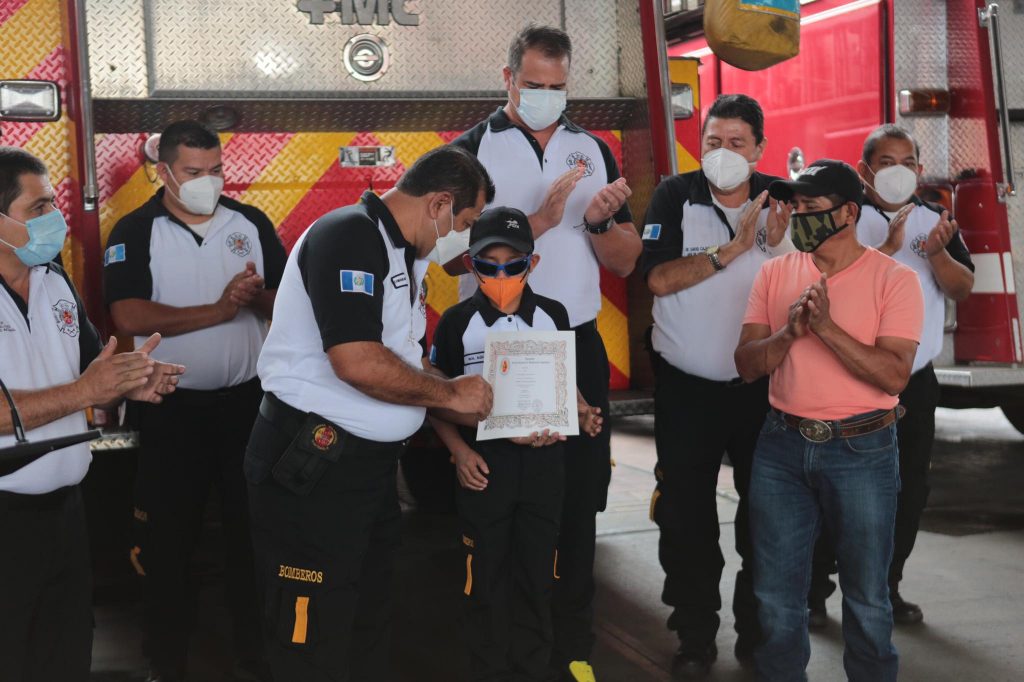 Olvin López, de 10 años, fue nombrado como bombero voluntario honorario.