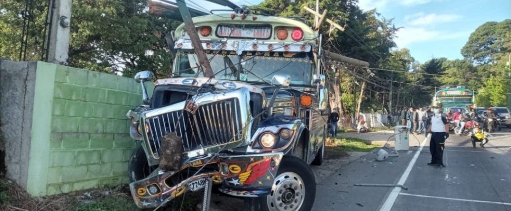 Bus extraurbano choca contra poste en ruta Interamericana