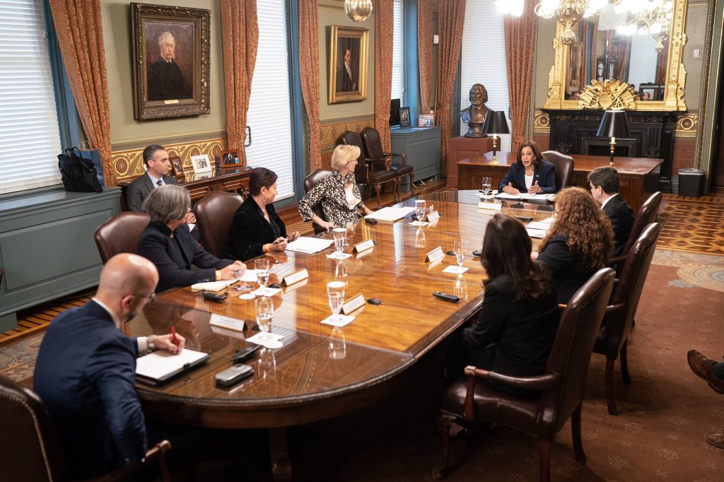 reunión de la vicepresidenta de Estados Unidos, Kamala Harris, con guatemaltecas