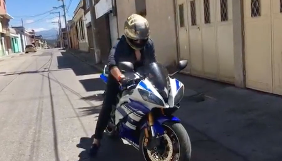 Neto Bran en motocicleta
