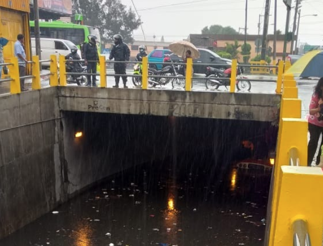 Paso a desnivel de calzada Aguilar Batres se inunda tras fuertes lluvias