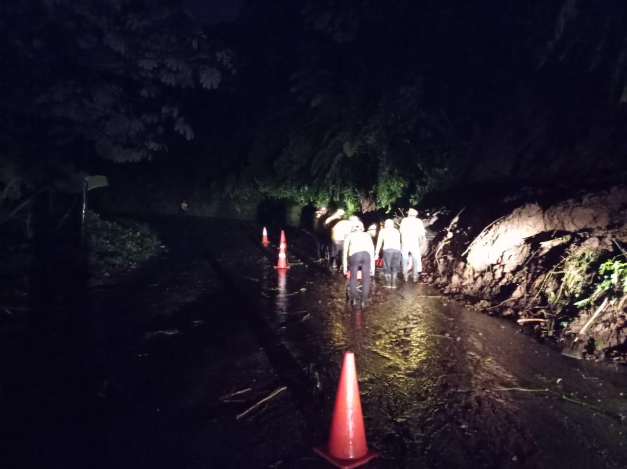 Lluvia causa deslizamiento de tierra en ruta de Quetzaltenango a San Marcos.