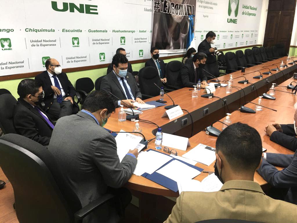 Diputados de la UNE señalan al gobierno de buscar mecanismos para evitar la fiscalización en el Congreso de la República.