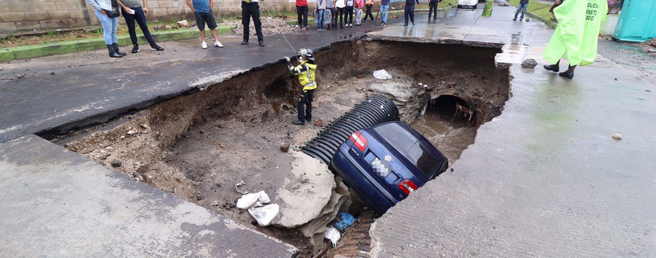 Carro cae en hundimiento en colonia Pablo VI, en Mixco